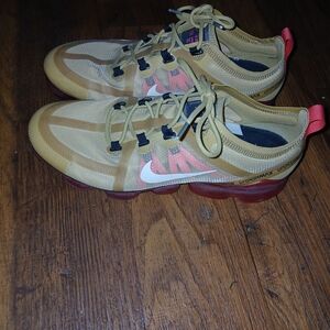 Nike Air VaporMax  Flyknit Crimson Size 10